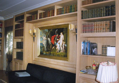 Libreria impellicciata con lesene e pareti bugnate. Sportelli in rovere massello, spazzolata e decapata con venature bianche