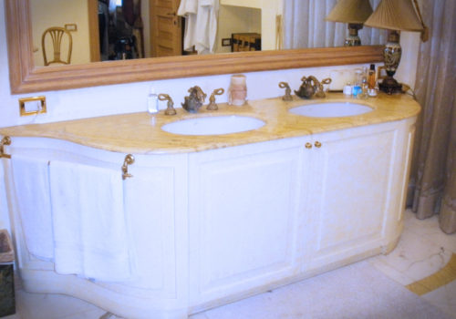 Mobile bagno laccato con bugne, top in marmo e cornice in rovere massello con specchio