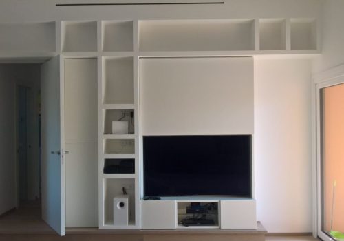 Mobile TV libreria laccato bianco opaco con sportello ad apertura verticale motorizzato per coprire vano TV