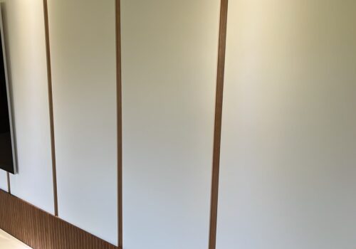 Parete attrezzata TV dettaglio inserti rovere